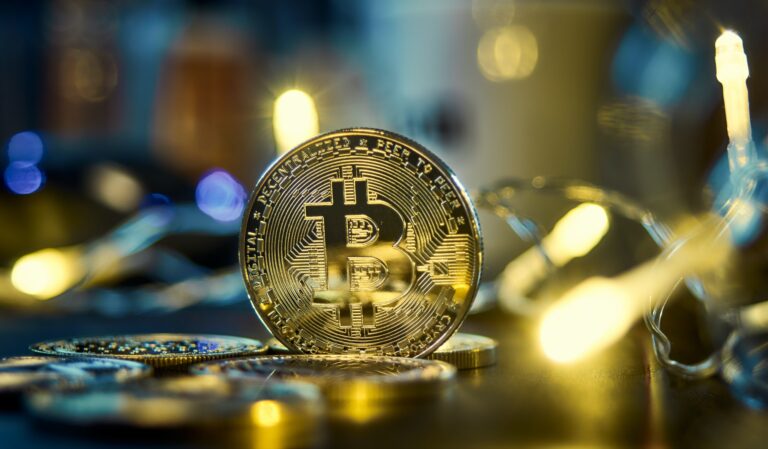 Ilustración 3D de un bitcoin como moneda convencional