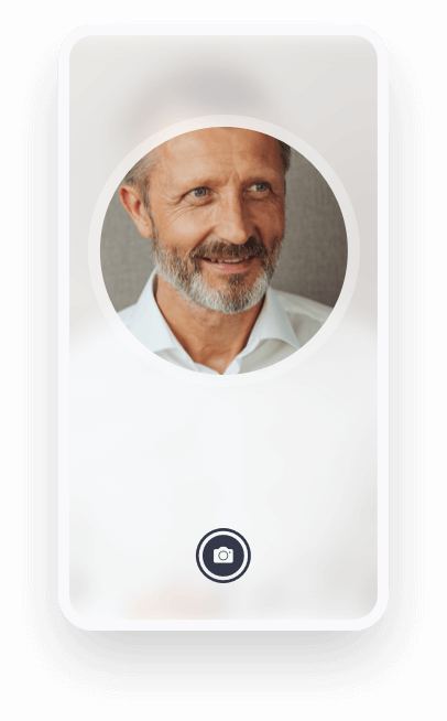 Verifica dei documenti | Complycube Foto di un uomo di mezza età su uno smartphone. Dati biometrici precisi