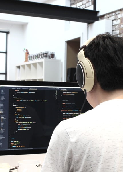 面向开发人员的 AML KYC API。开发人员工作的照片。