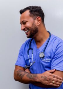 年轻男医生的照片。医疗保健身份验证。远程医疗。由英国 DIATF 认证的 IDSP、ComplyCube 进行数字工作权检查。