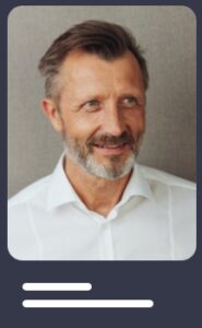 Une personne soumise à des contrôles de dépistage des sanctions