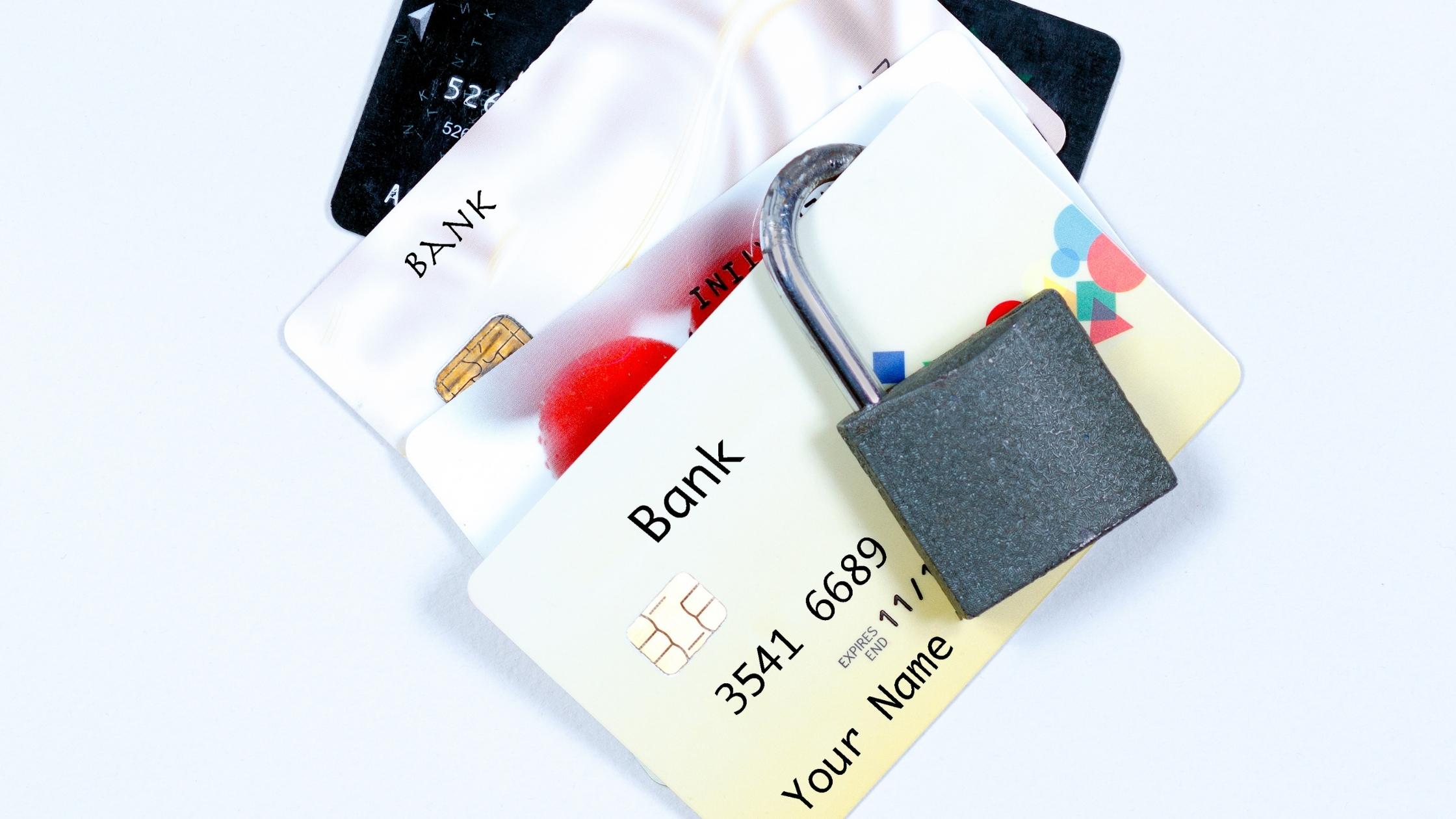 带挂锁的银行卡 | Complycube 带有挂锁的银行卡代表保护自己免受严重的身份欺诈。