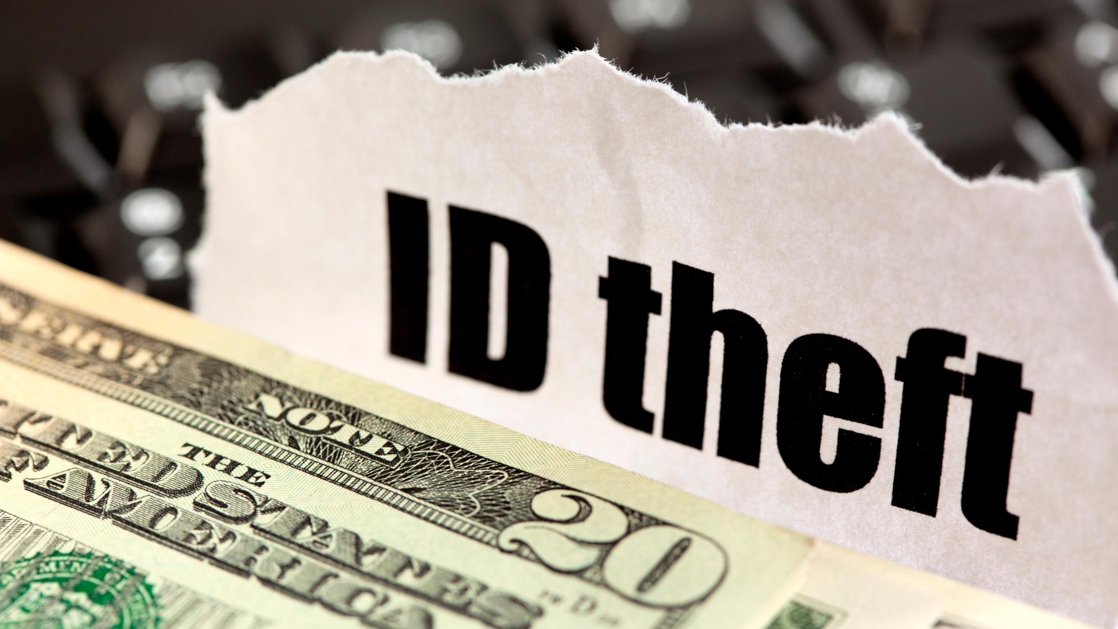 身份盗窃与金钱 | Complycube 钱旁边的纸上写着身份盗窃