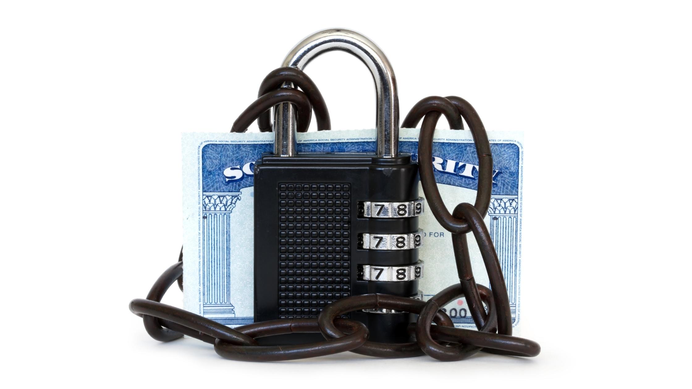 带挂锁的社会保障卡 | Complycube 身份欺诈风险:带有挂锁和链条保护的社会保障卡。
