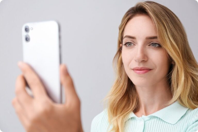 Gesichtsauthentifizierung mit Telefon zur biometrischen Registrierung und Gesichtsverifizierung.