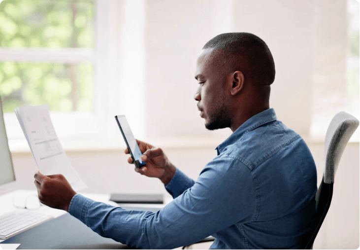 Uomo OCR che utilizza il riconoscimento ottico dei caratteri. Software OCR per la verifica dei documenti.