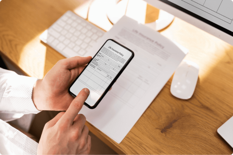 Homme utilisant un logiciel de reconnaissance optique de caractères (OCR) pour la vérification de documents