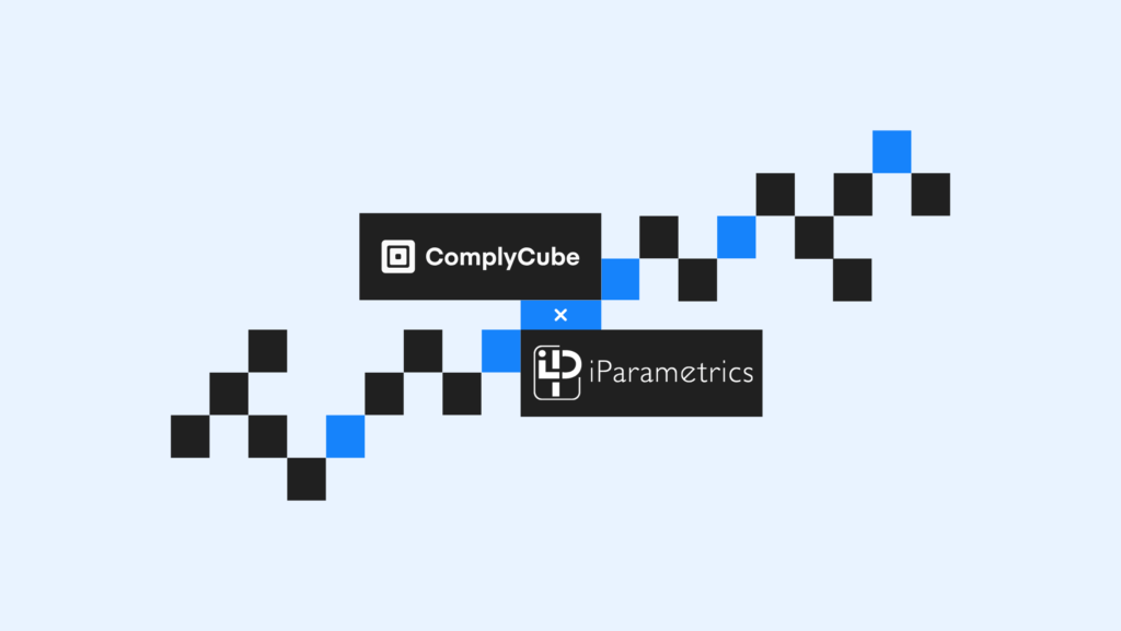 دراسة حالة Iparametrics و Complycube | Complycube لافتة تعرض شعاري complycube و iparametrics على خلفية زرقاء فاتحة بنمط مربعات سوداء وزرقاء. هذا عنوان لدراسة حالة حول التحقق من المنح | complycube
